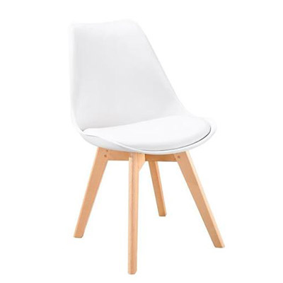 chaise blanche scandinaves avec coussin